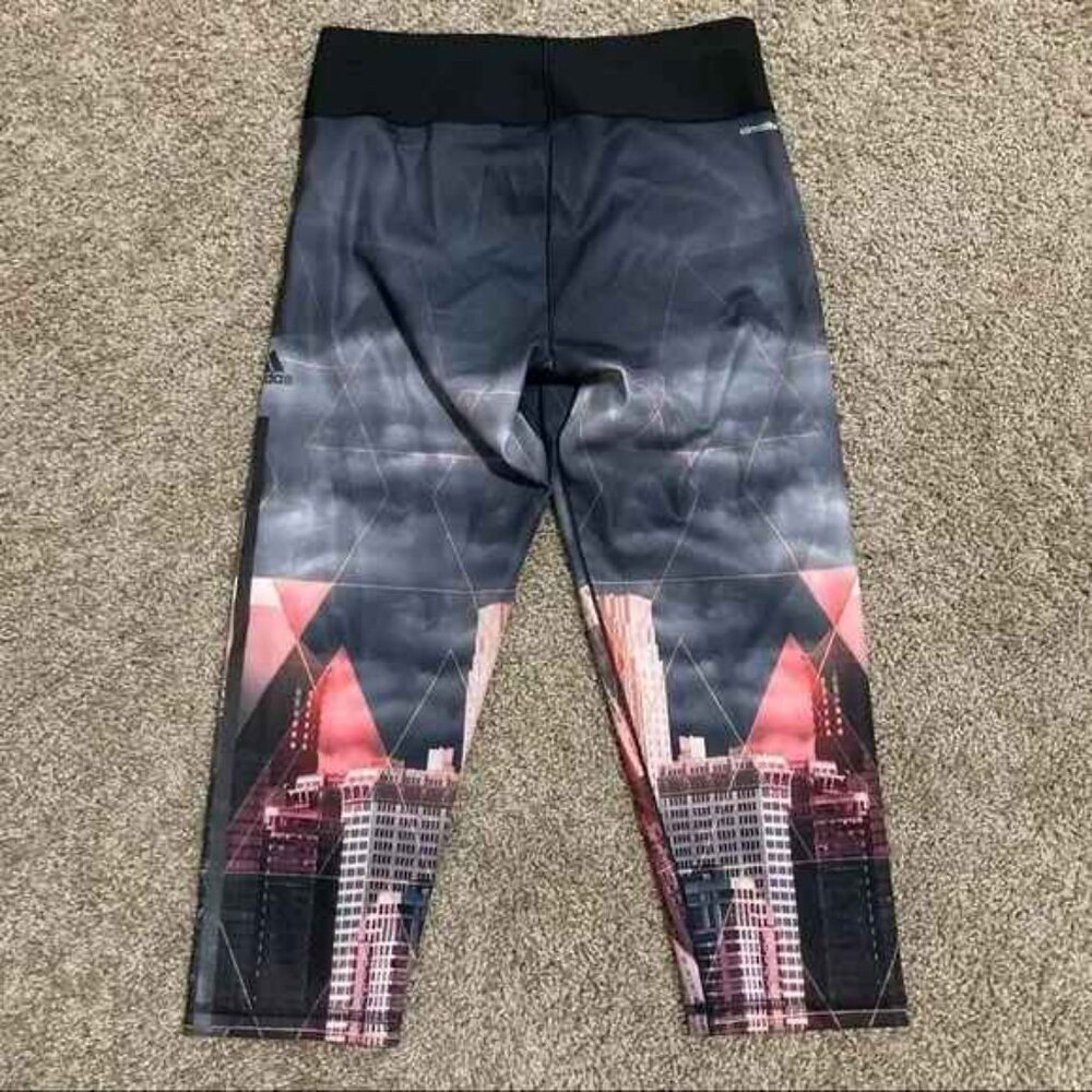 NWOT. ADIDAS ATHLETIC 3/4 TIGHTS/LEGGINGS - Size Small